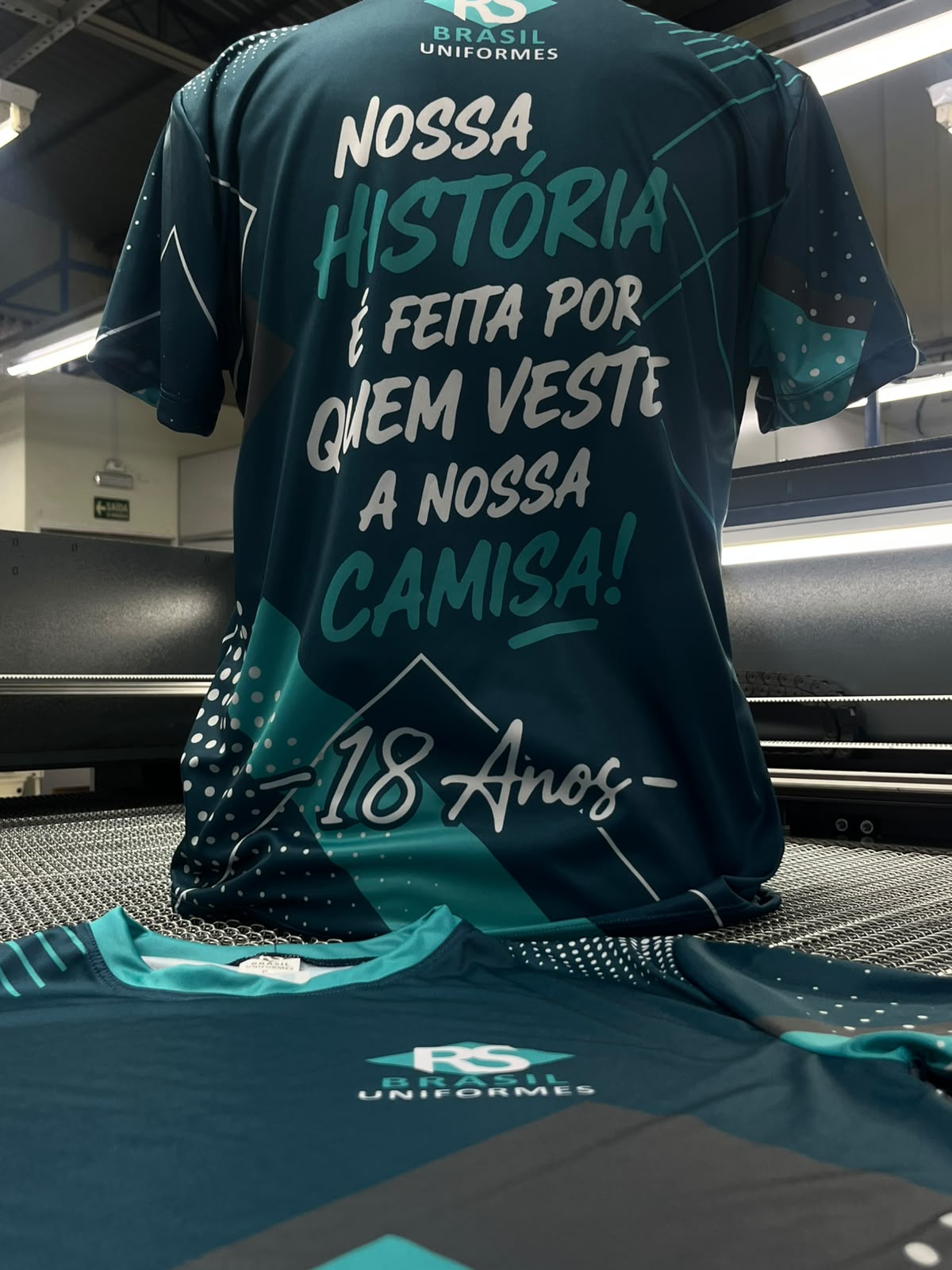 Camiseta 18 Anos saindo da sublimadora — fábrica RS Brasil em Valinhos